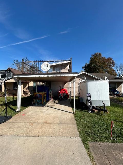 A home in South Houston