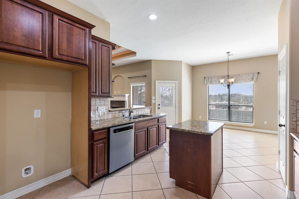 1719 Summergate Drive, Conroe, Texas image 13