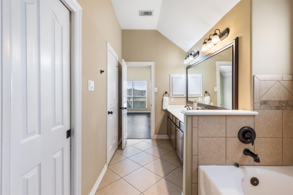 1719 Summergate Drive, Conroe, Texas image 24