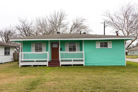 Photo of 629 13th Avenue N, Texas City, TX 77590 (MLS # 91965618)