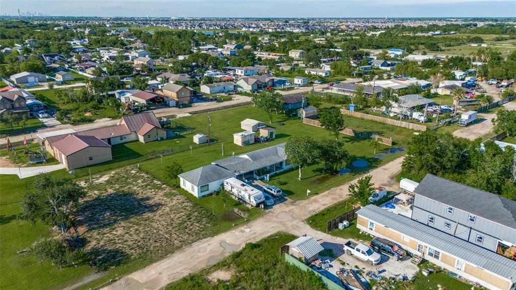 2215 Cameron Drive, Rosharon, Texas image 2