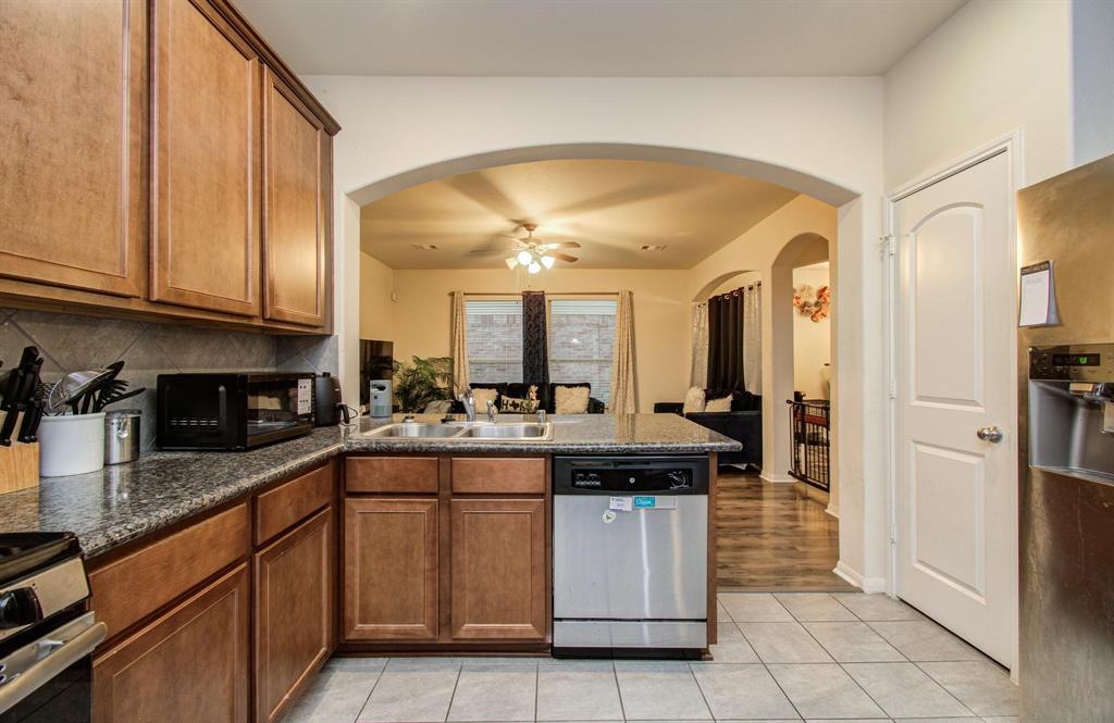 10415 Sun River Falls Drive, Humble, Texas image 9