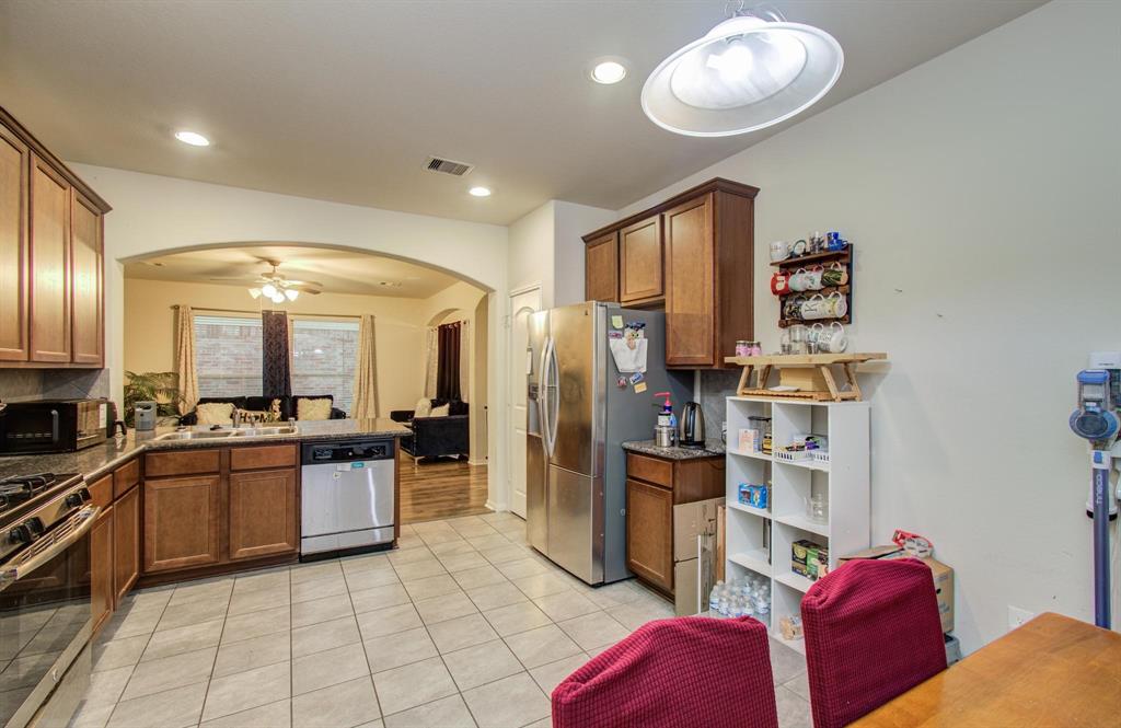 10415 Sun River Falls Drive, Humble, Texas image 11