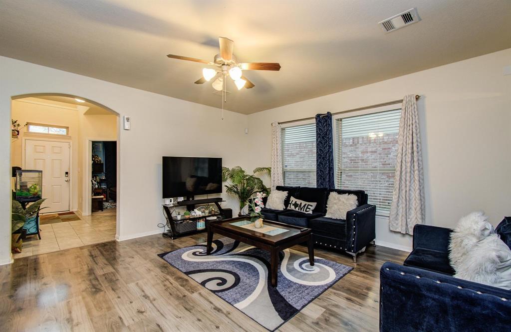 10415 Sun River Falls Drive, Humble, Texas image 5