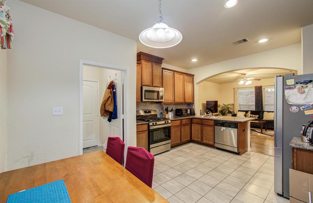 10415 Sun River Falls Drive, Humble, Texas image 12