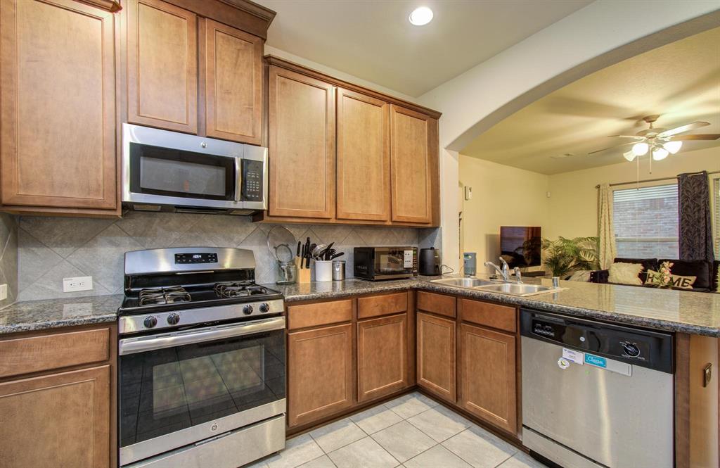 10415 Sun River Falls Drive, Humble, Texas image 14
