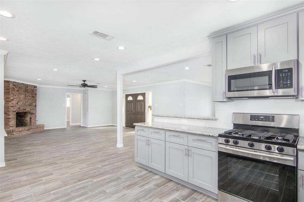 2811 Frostwood Circle, Dickinson, Texas image 18