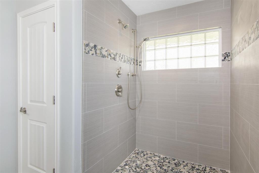 2811 Frostwood Circle, Dickinson, Texas image 25