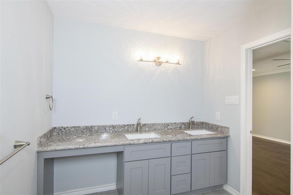 2811 Frostwood Circle, Dickinson, Texas image 26