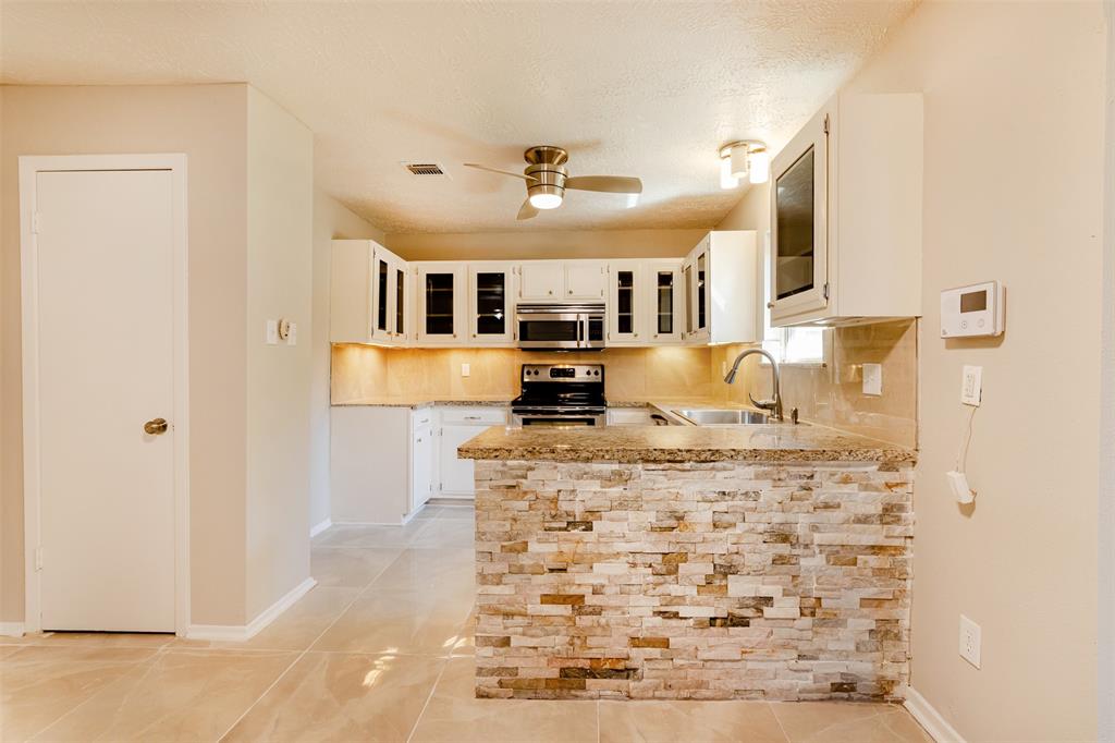 2105 Meadow Lark Lane, La Porte, Texas image 10