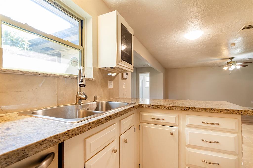 2105 Meadow Lark Lane, La Porte, Texas image 13