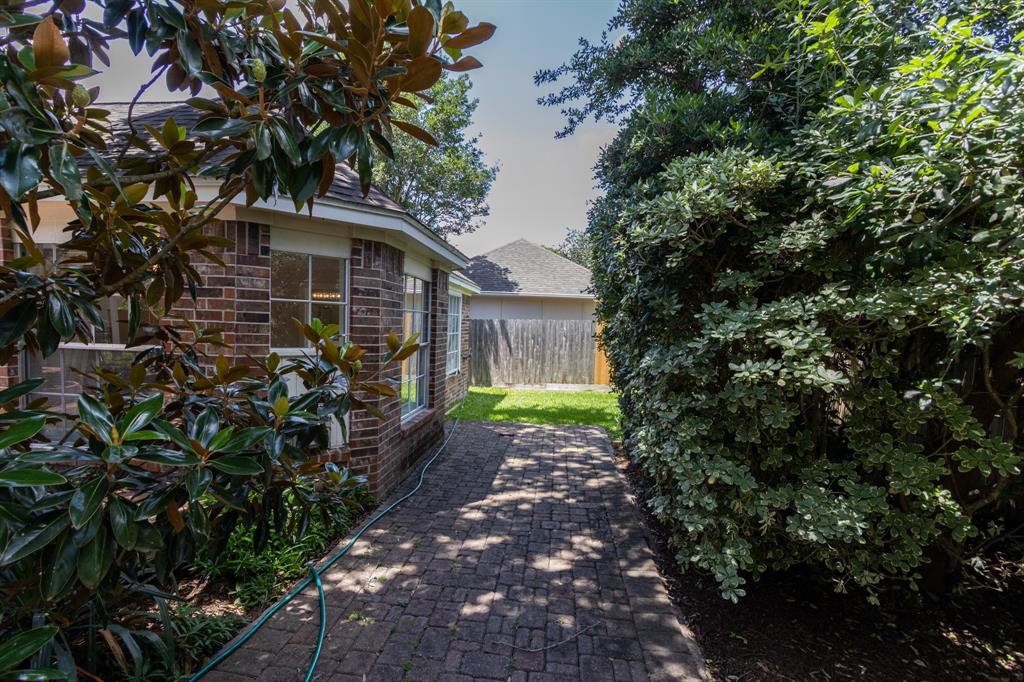 2107 Enchanted Lake Drive, League City, Texas image 39