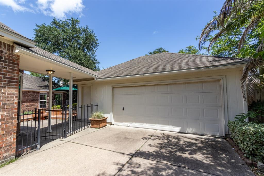 2107 Enchanted Lake Drive, League City, Texas image 43