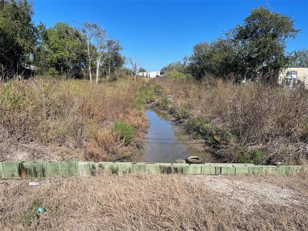 E Craymer Avenue, Palacios, Texas image 5