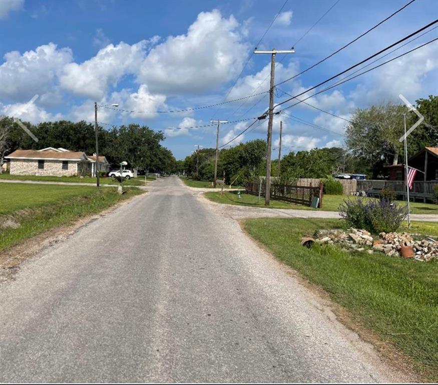 E Craymer Avenue, Palacios, Texas image 2