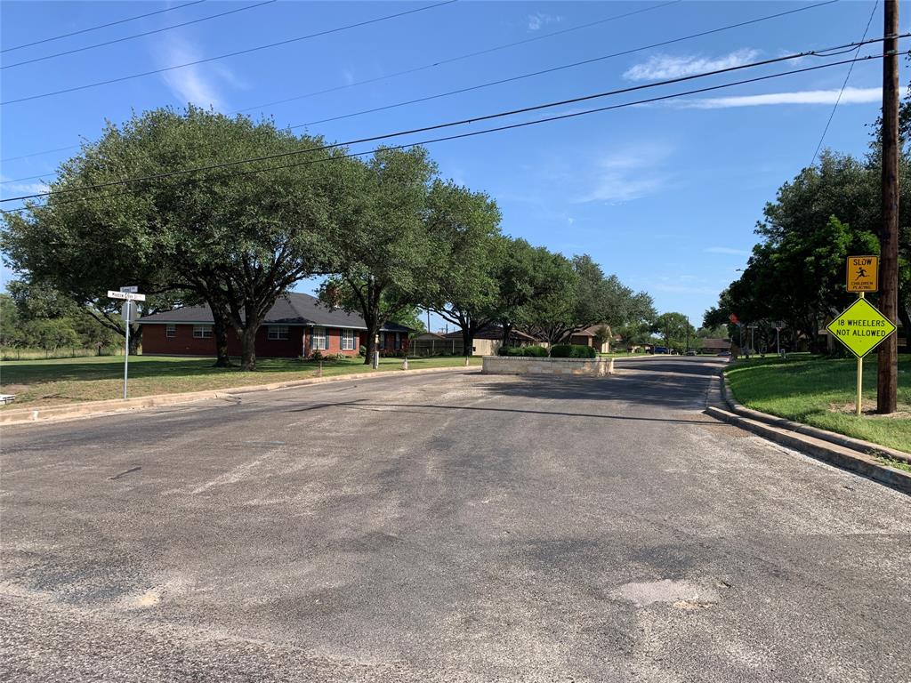 105 Meadow Creek Drive, Schulenburg, Texas image 3