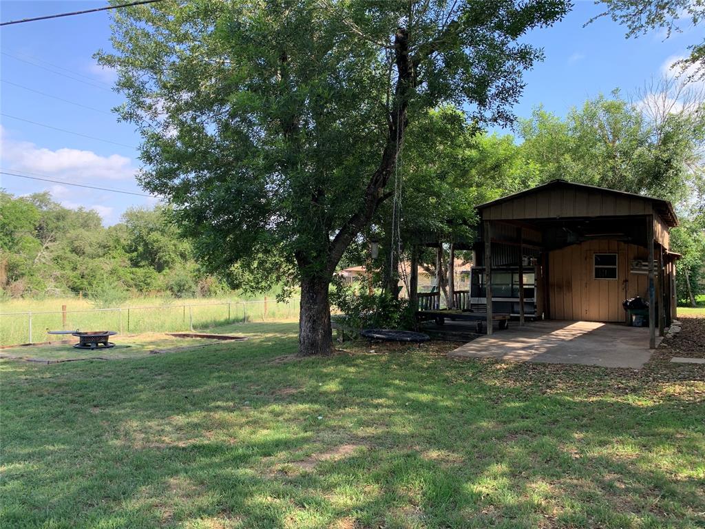 105 Meadow Creek Drive, Schulenburg, Texas image 5