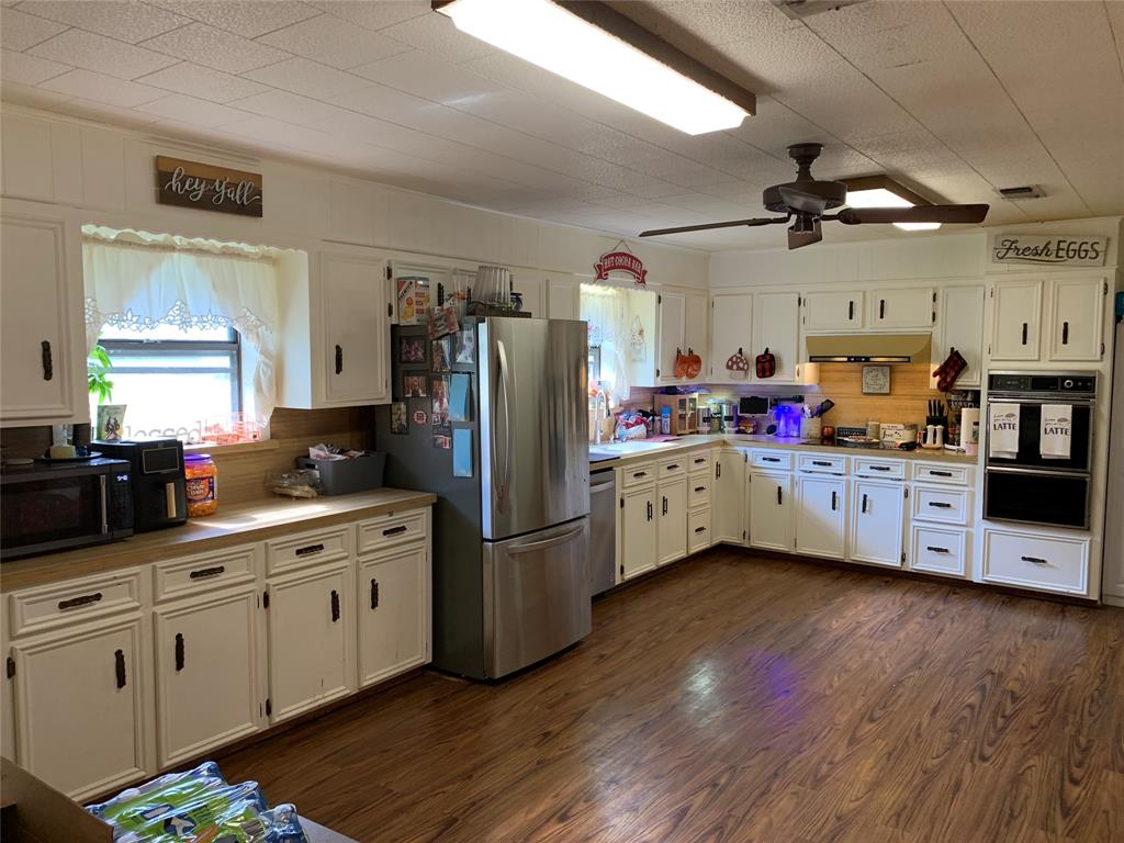 105 Meadow Creek Drive, Schulenburg, Texas image 7
