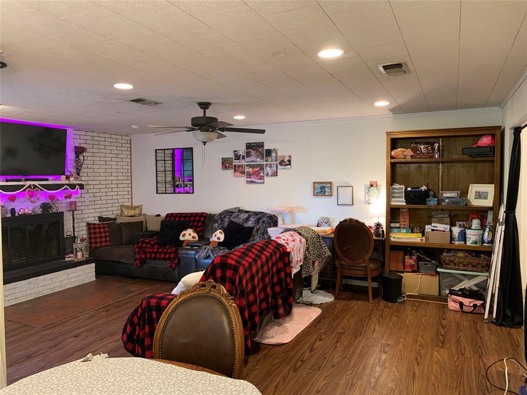 105 Meadow Creek Drive, Schulenburg, Texas image 11