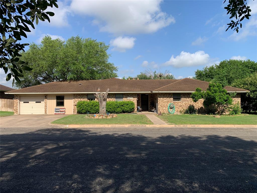 105 Meadow Creek Drive, Schulenburg, Texas image 1