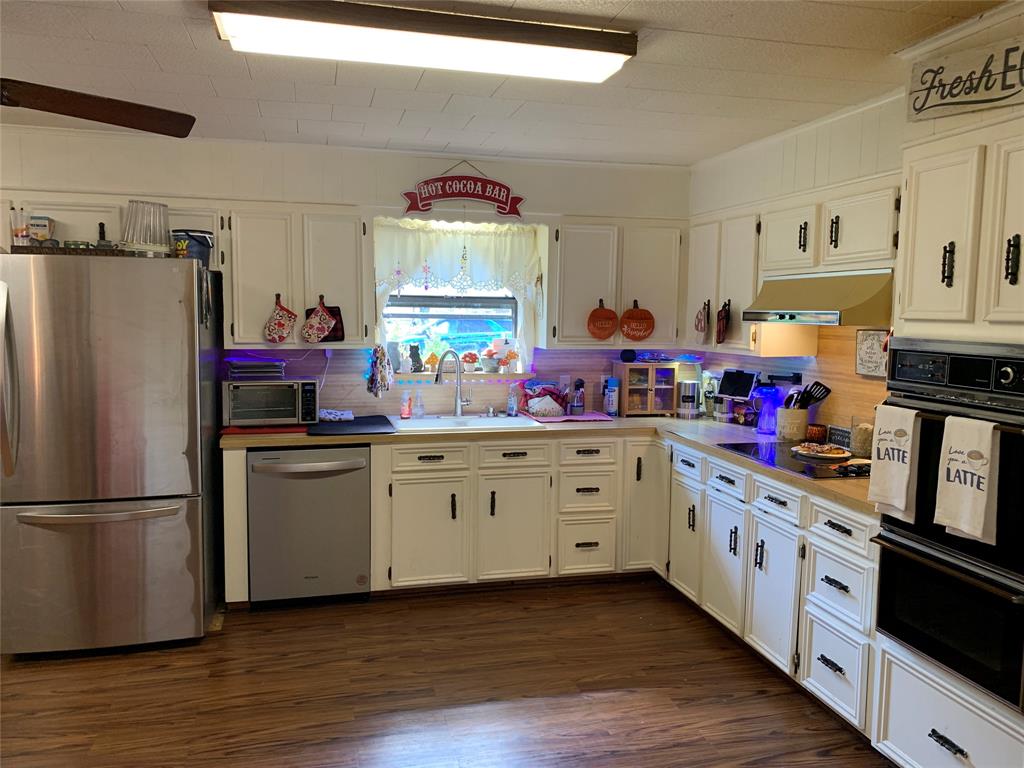 105 Meadow Creek Drive, Schulenburg, Texas image 8