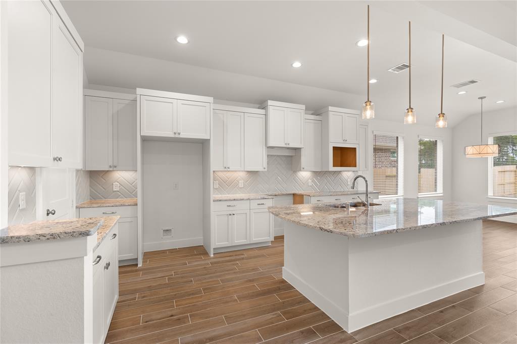 18232 Saffron Sun Street, Conroe, Texas image 4