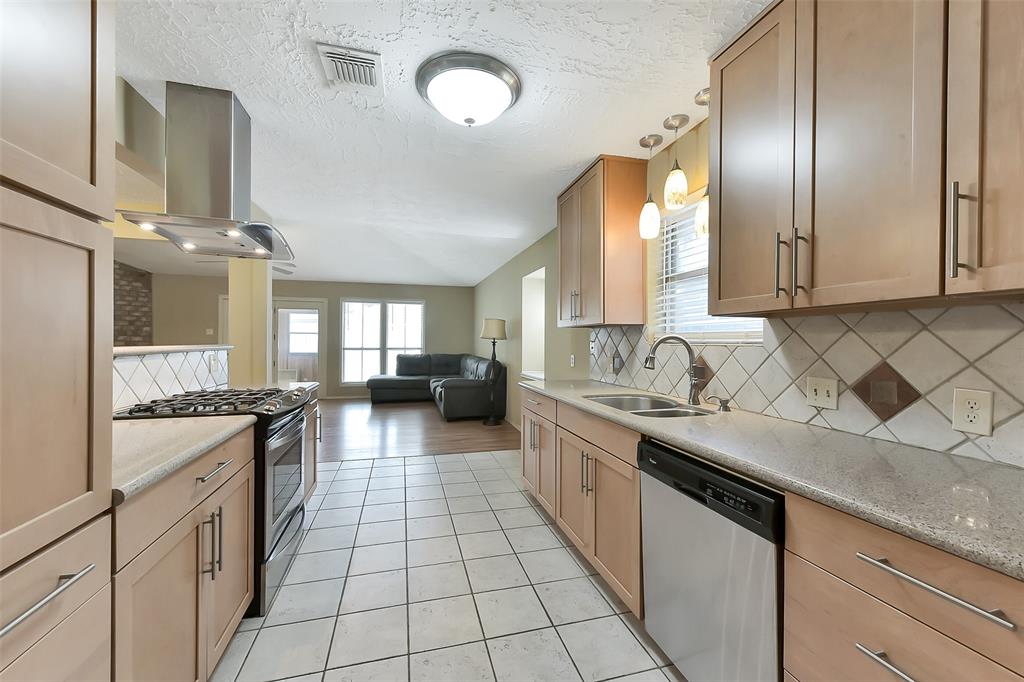 402 E Lambuth Lane, Deer Park, Texas image 11