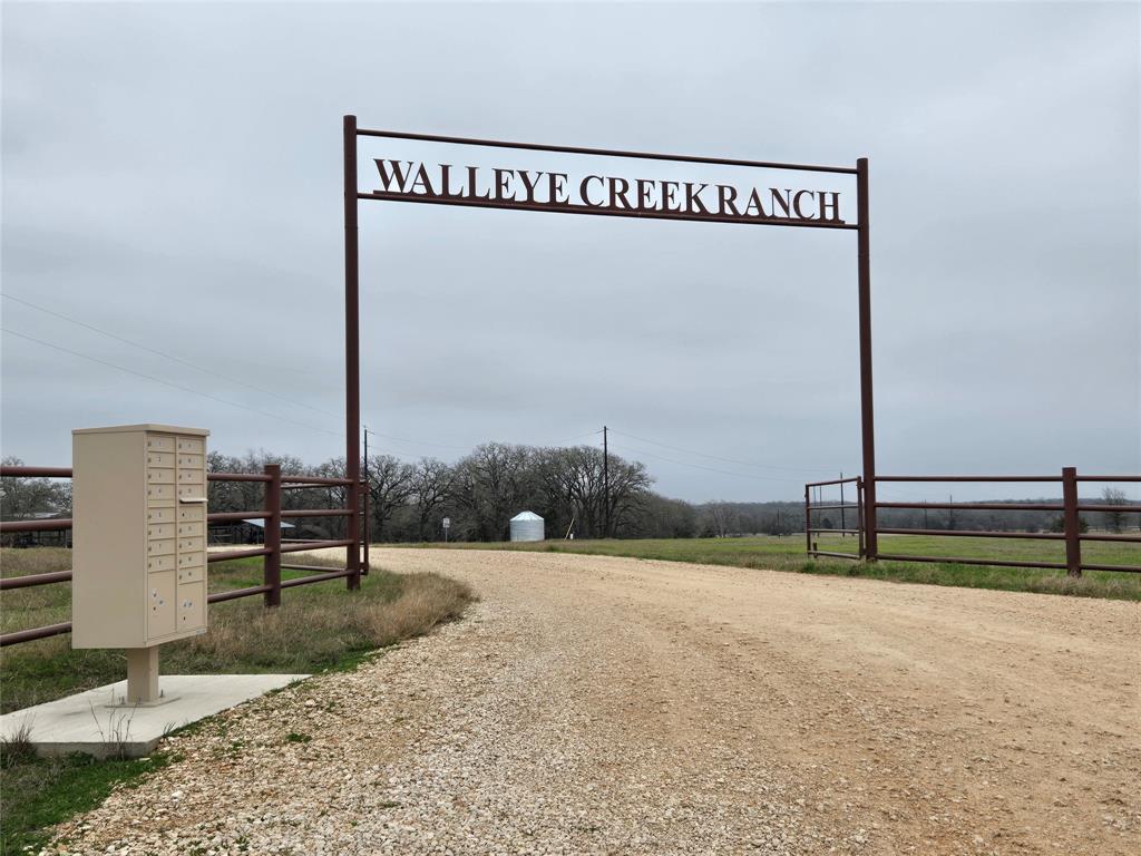 1038 Creekside Lane Ln, Lexington, Texas image 1