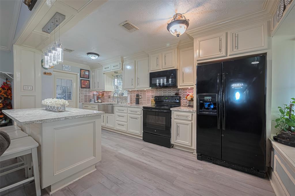 1219 Castle Glen Drive, Houston, Texas image 9