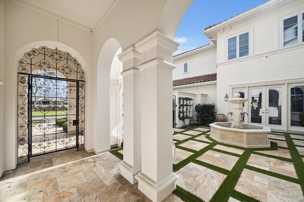 4 Grand Manor Court