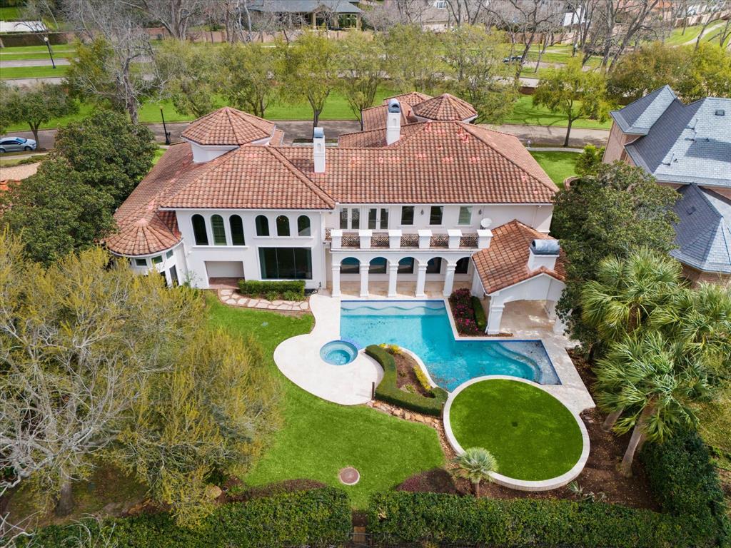 4 Grand Manor Court