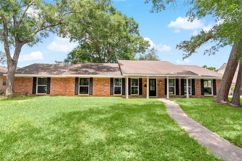 214 Whispering Oaks Drive