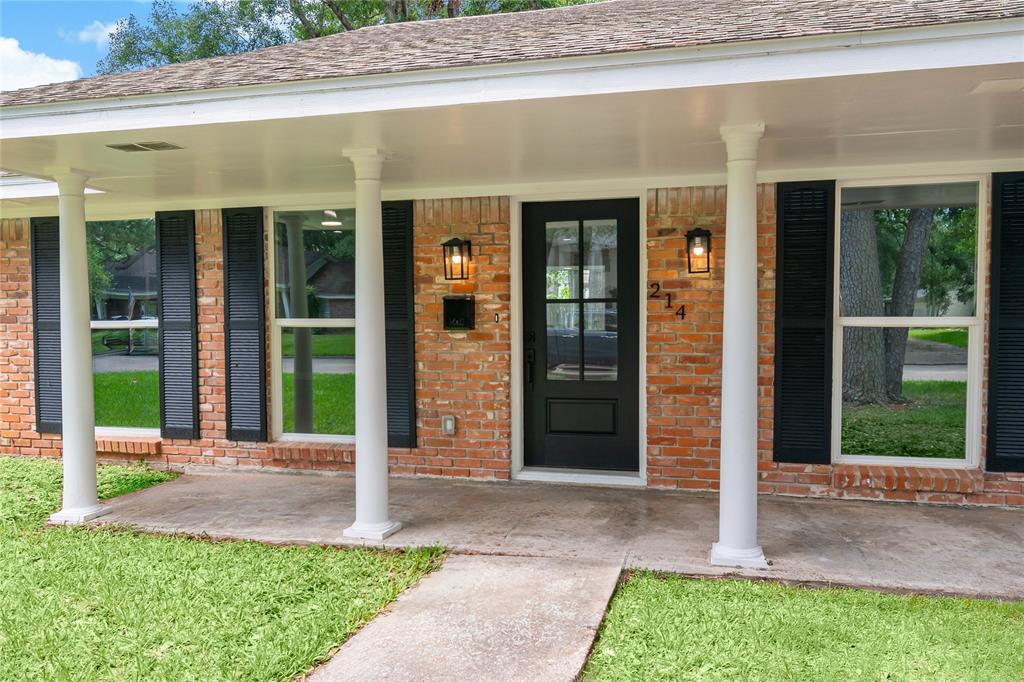 214 Whispering Oaks Drive, Seabrook, Texas image 1