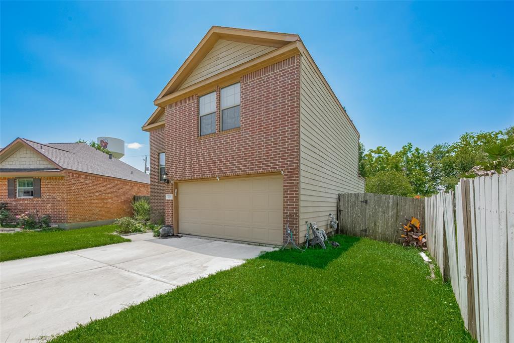 715 Fallow Lane, Alvin, Texas image 5