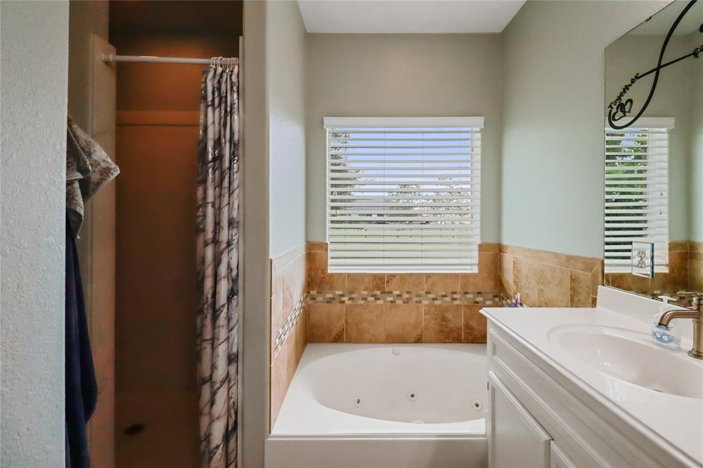 1056 Longhorn Trail, Angleton, Texas image 17