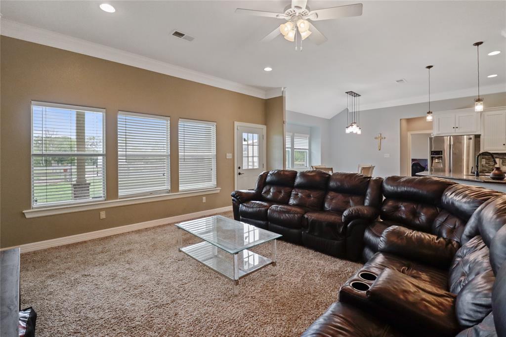 1056 Longhorn Trail, Angleton, Texas image 6