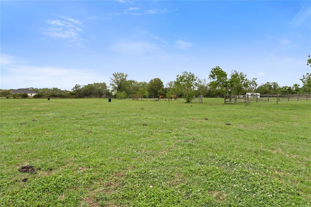 1056 Longhorn Trail, Angleton, Texas image 34
