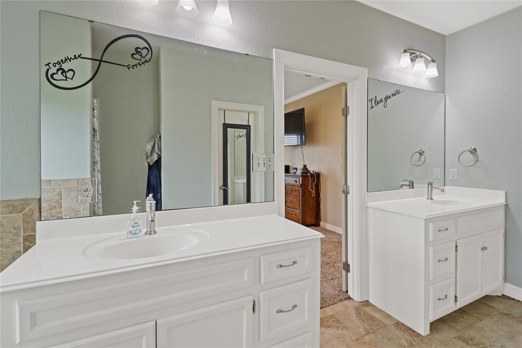 1056 Longhorn Trail, Angleton, Texas image 18