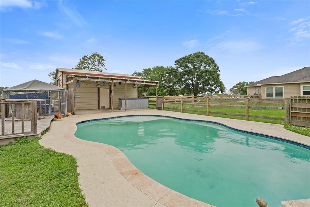 1056 Longhorn Trail, Angleton, Texas image 2