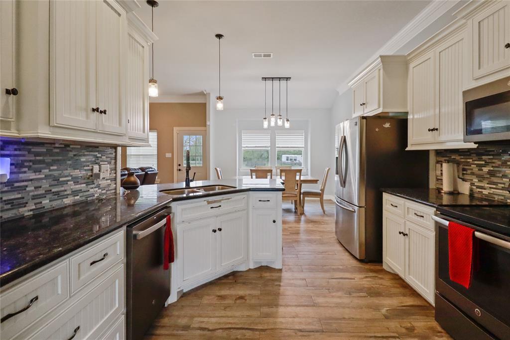 1056 Longhorn Trail, Angleton, Texas image 9