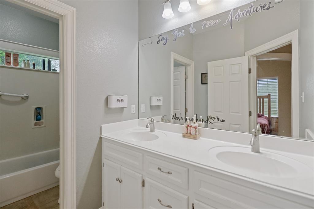 1056 Longhorn Trail, Angleton, Texas image 7