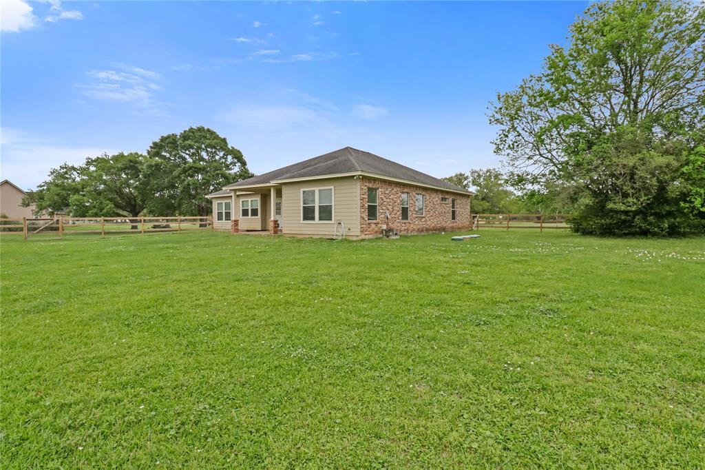 1056 Longhorn Trail, Angleton, Texas image 27