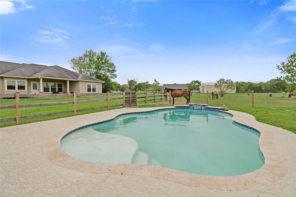 1056 Longhorn Trail, Angleton, Texas image 29