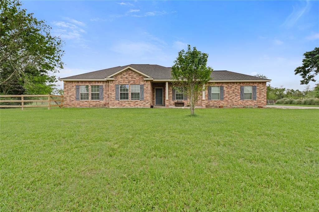 1056 Longhorn Trail, Angleton, Texas image 1