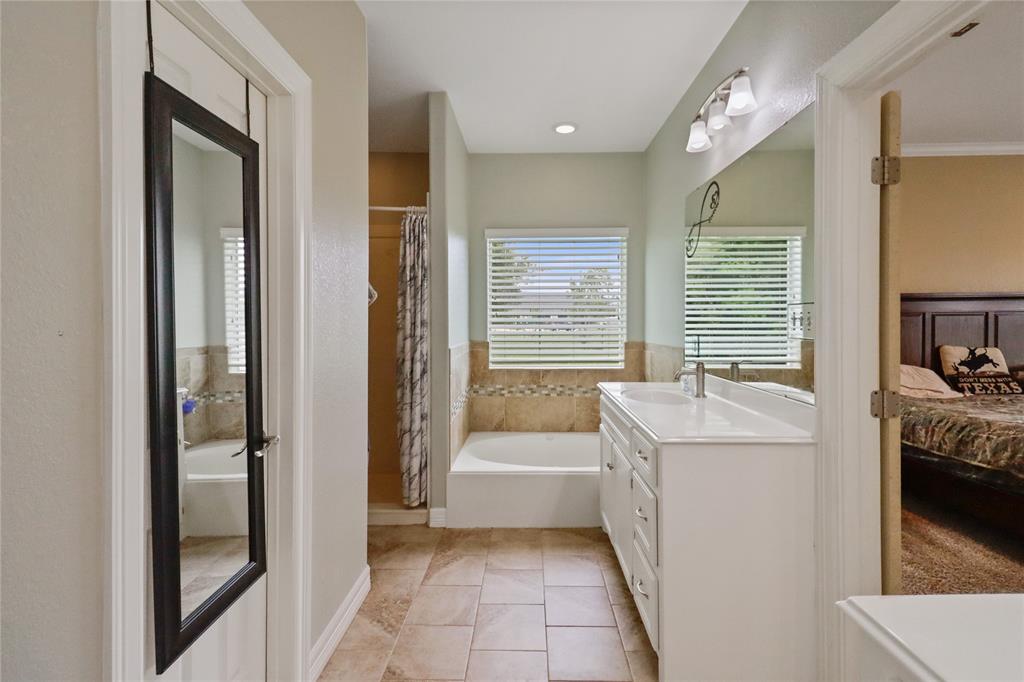 1056 Longhorn Trail, Angleton, Texas image 16