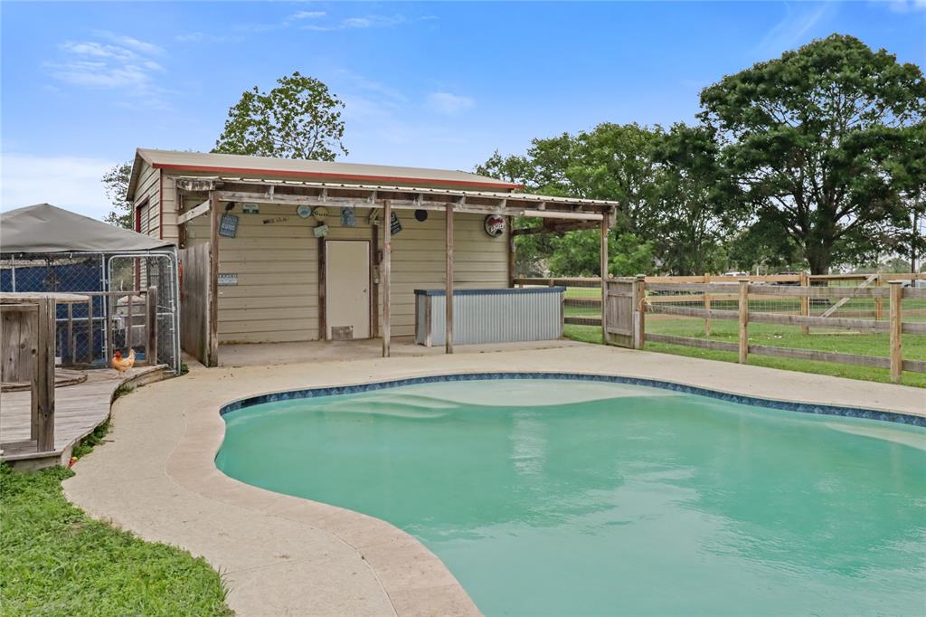 1056 Longhorn Trail, Angleton, Texas image 30