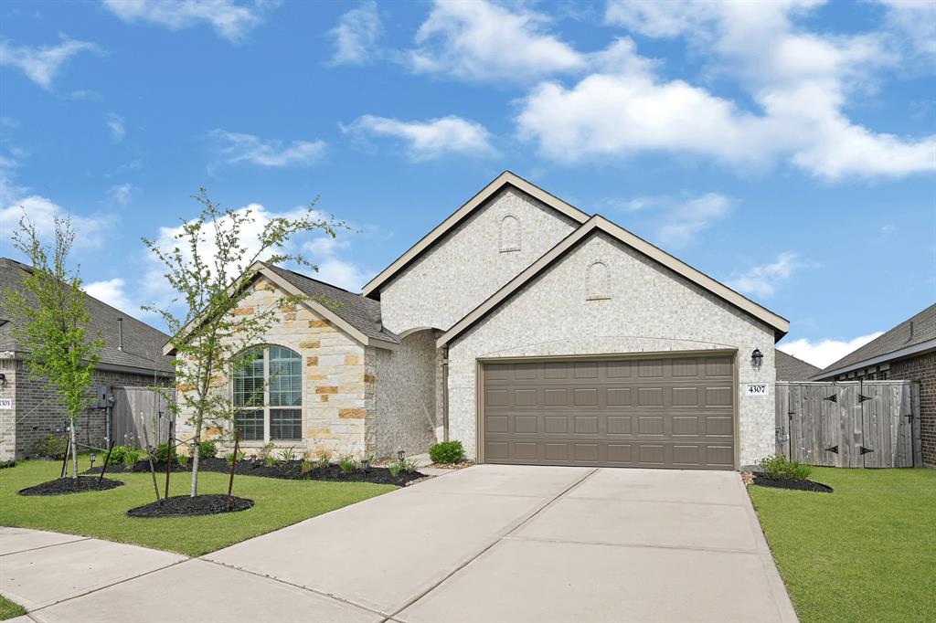 4307 Mulberry Sage Drive, Baytown, Texas image 2