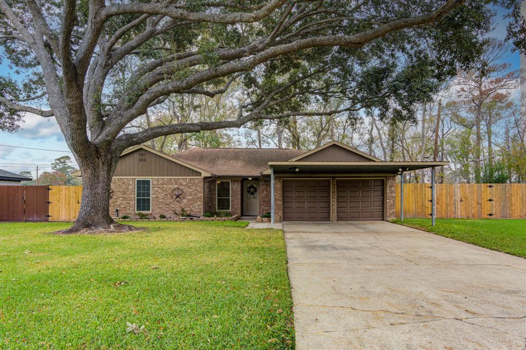 306 Hackberry Drive, Highlands, Texas image 1