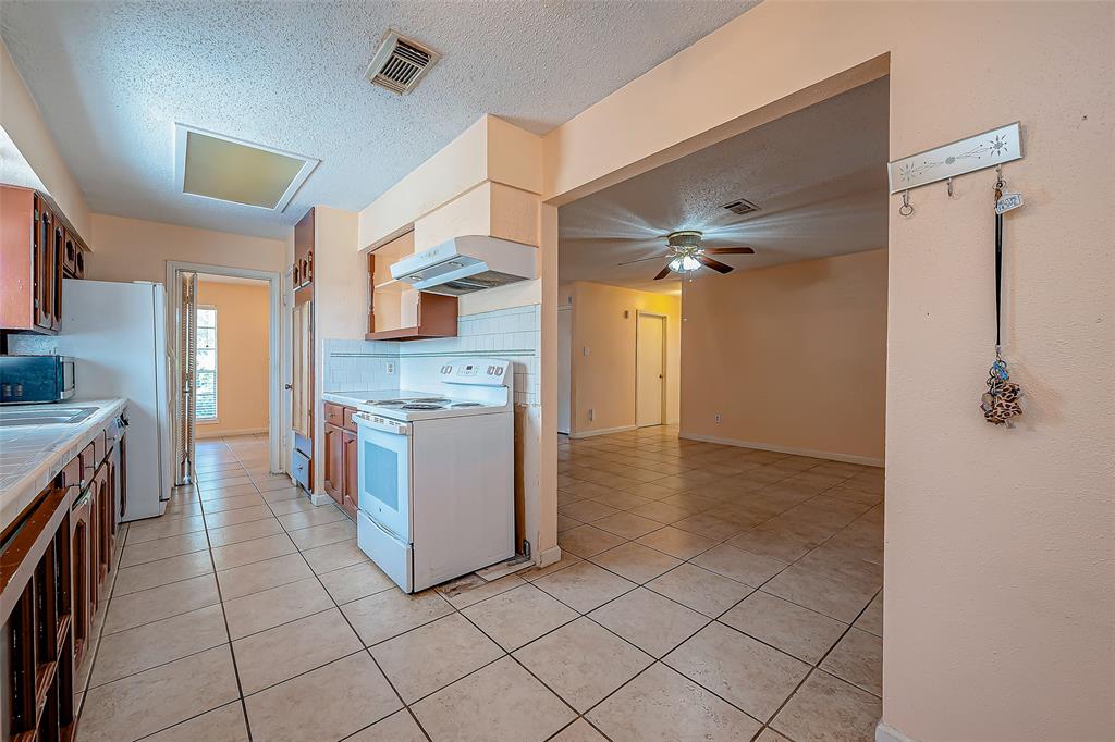 11014 Broken Sky Drive, Houston, Texas image 9