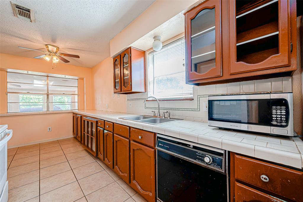 11014 Broken Sky Drive, Houston, Texas image 14